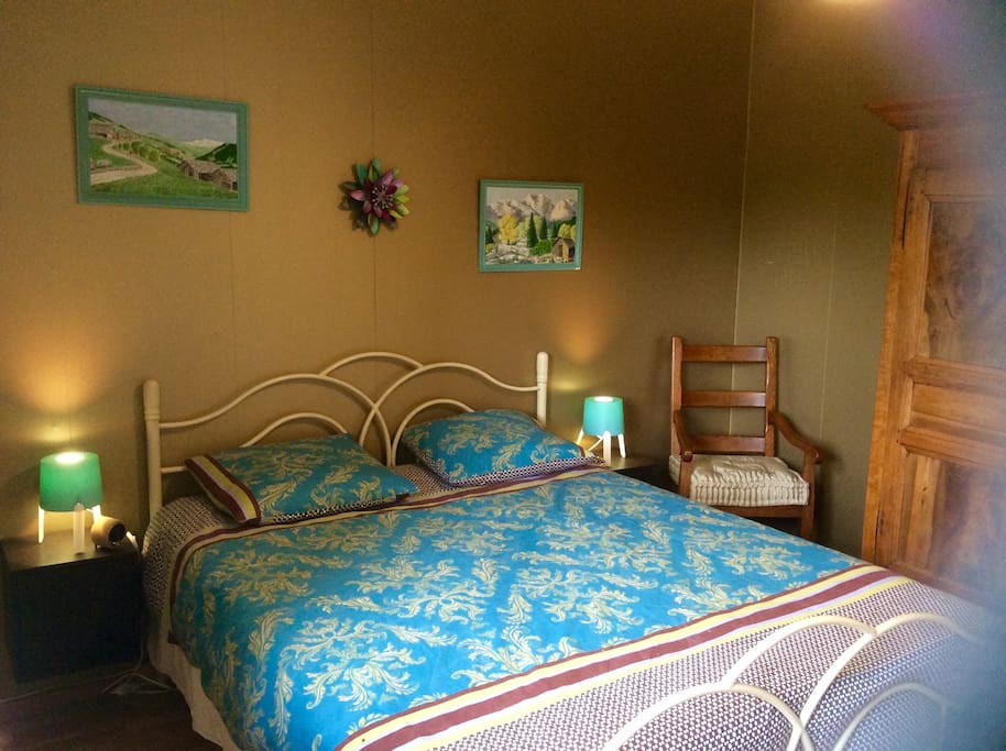 Chambre du Rez de Chaussée, lit en 160cm.