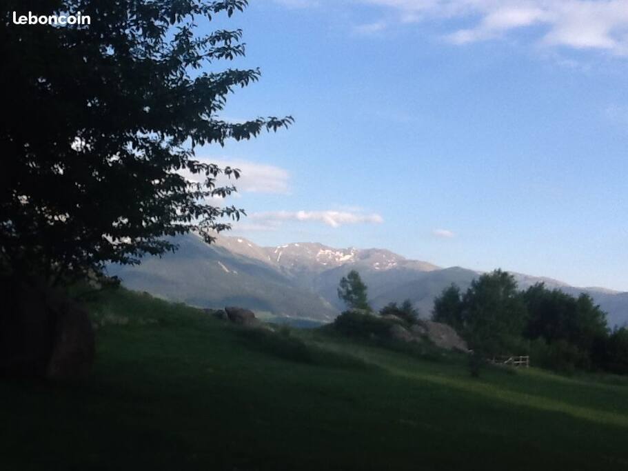 Vue sur les Pyrénées à partir du terrain devant l'appartement