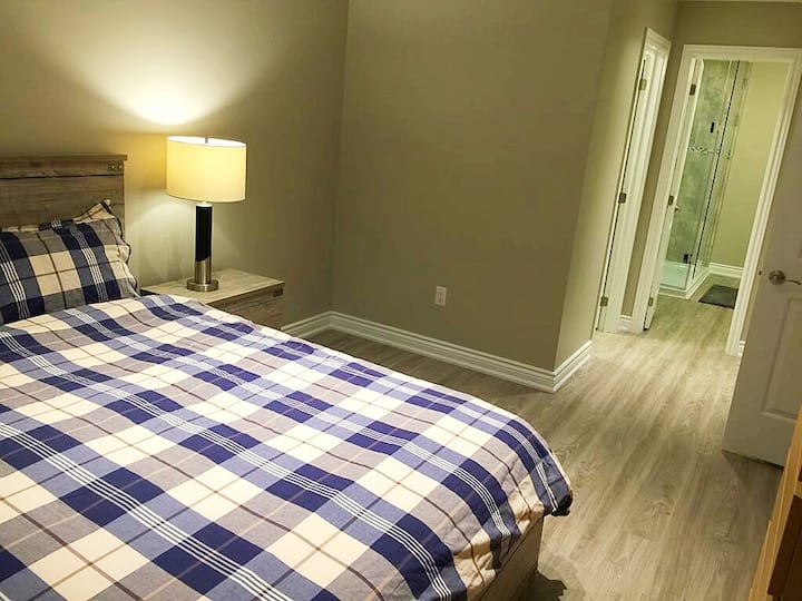 Пространа главна спална соба со сопствена бања и одење во плакар