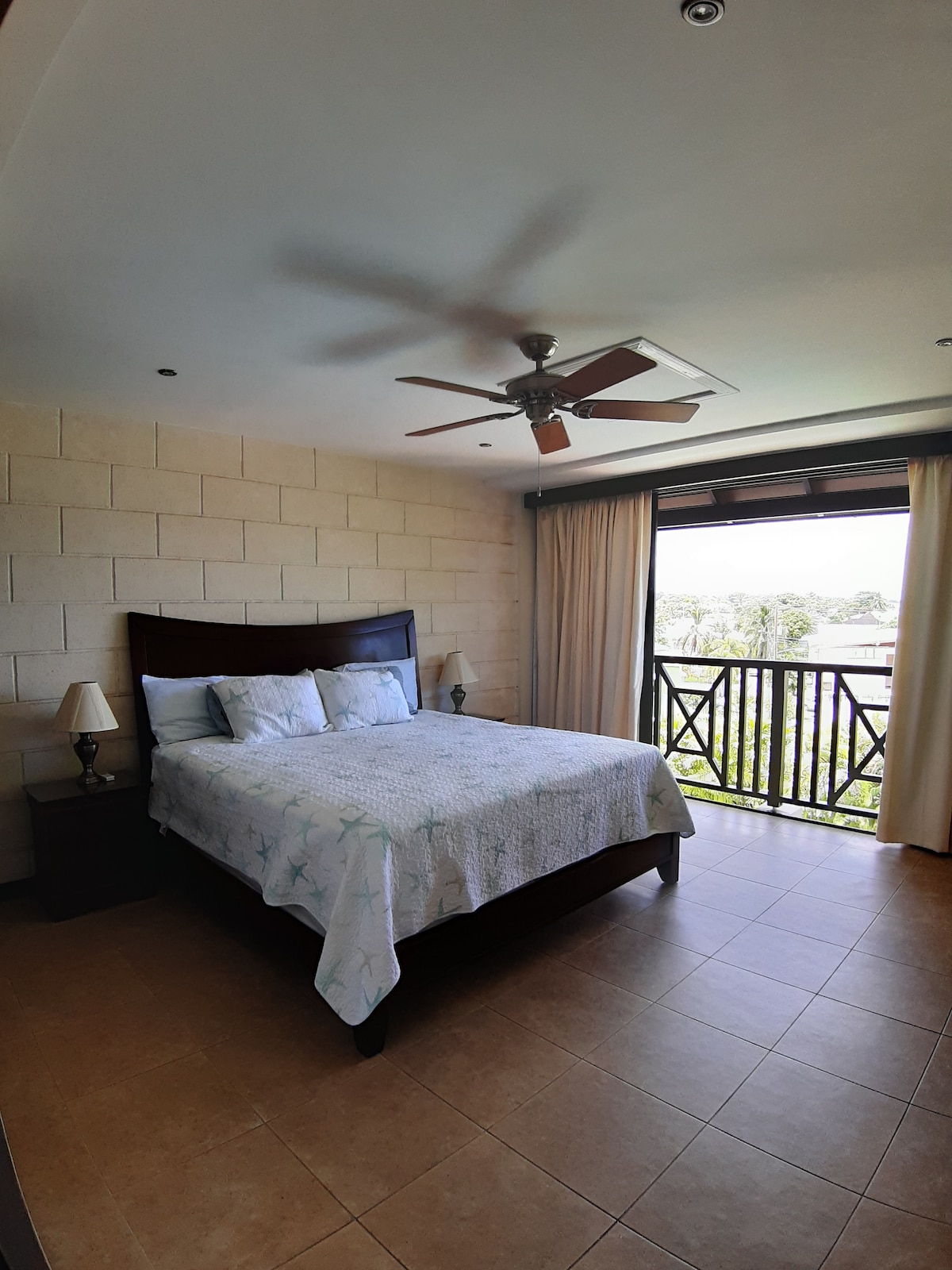 Super veľká manželská posteľ, veľká a vzdušná spálňa s posuvnými dverami plnej veľkosti s výhľadom na bazén