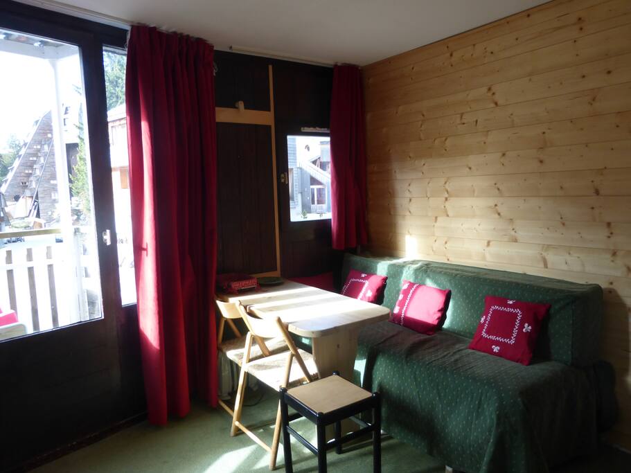 une grande baie vitree ,banquette lit