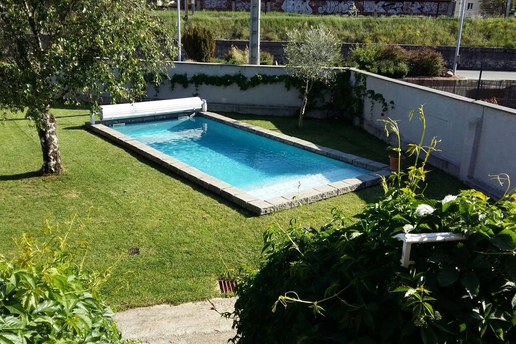 Piscine et mur de cloture autour de toute la propriété pour votre tranquillité. Couverture piscine de sécurité piur les enfants.