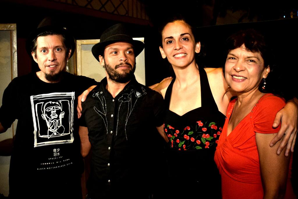 Recibimos a Diego Suarez y Anita La, una linda pareja de titiriteros argentinos de gira por Lima.
AQUÍ ES TU LUGAR...
Si estas de paso por Lima y buscas un hospedaje donde dormir tranquil@, cocinar, lavar tu ropa, ensayar, compartir tu trabajo y experiencias de vida, además de economizar tu presupuesto, intercambiar contactos, rutas de viaje y pasar una estadía con buenas energías, ven a nuestra posada.
Fotografía de Gabriela Cuba Palomino en nuestro jardín teatro.