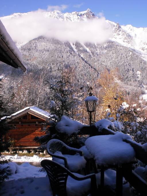 Chalet entouré par les montagnes, à l'orée des bois, et à 2 minutes en voiture du centre-ville et du téléphérique de l'Aiguille du Midi