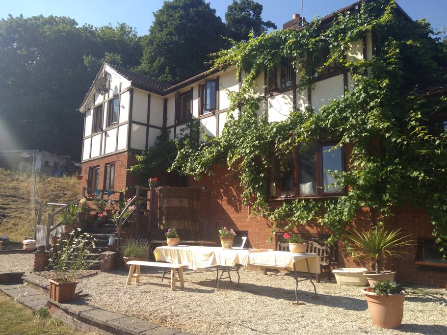 Ochr Cottage Millhouse Farm garden area