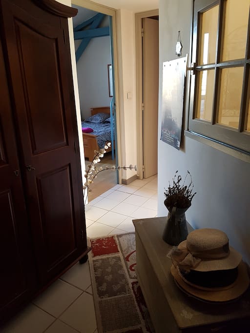 La porte d'entrée donne sur un petit couloir avec accès direct à la chambre