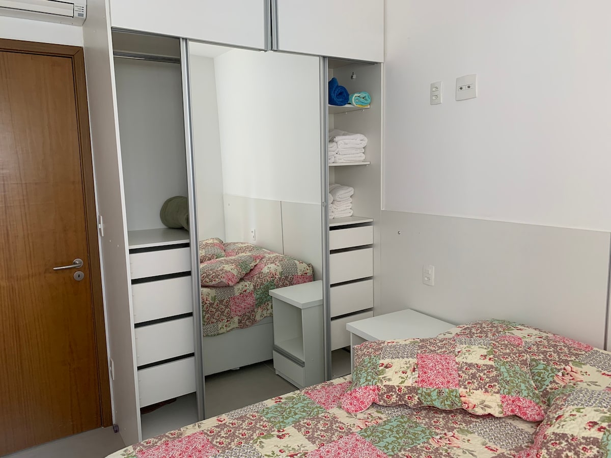 1号卧室带抽屉的衣柜