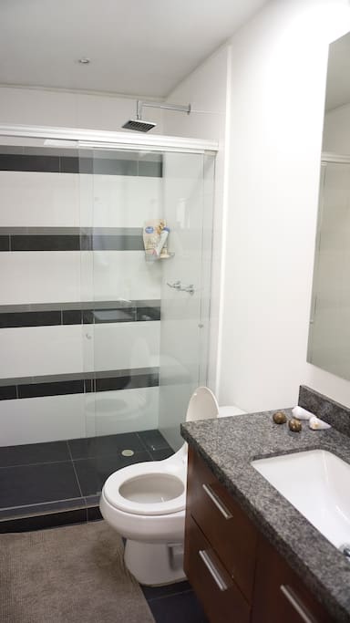 Baño privado, con luz natural