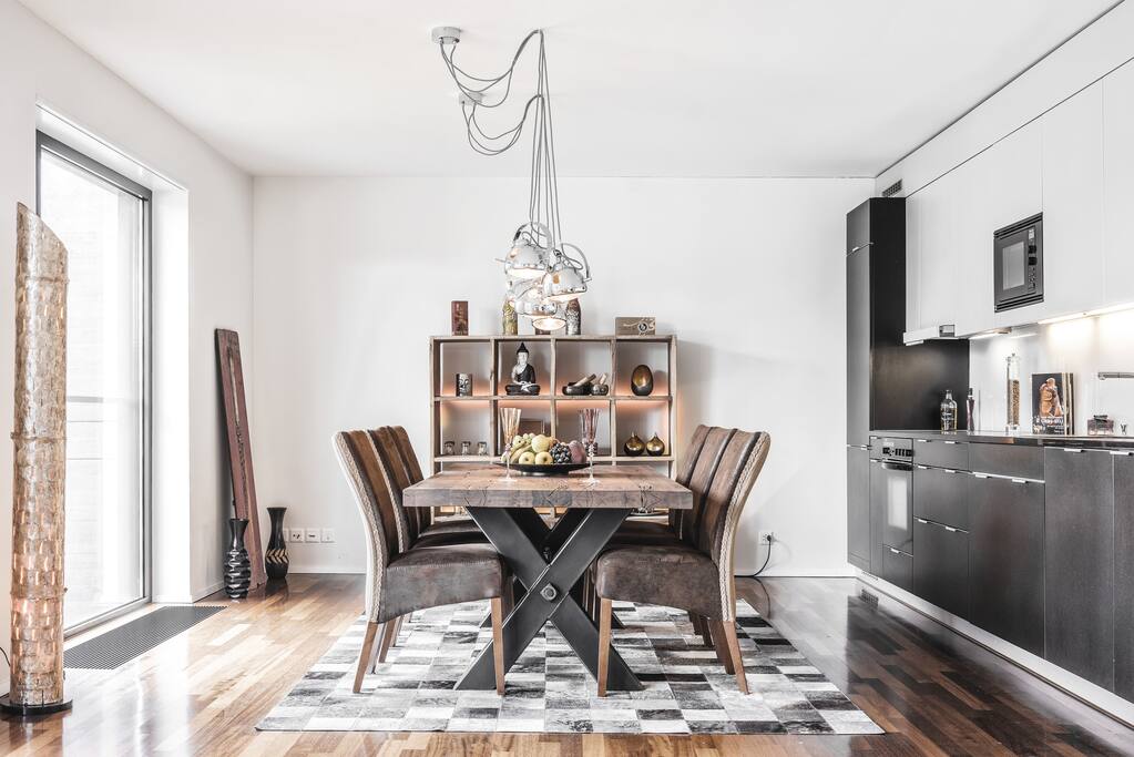 Das Esszimmer mit einem massiven Holztisch und 6 Stühlen