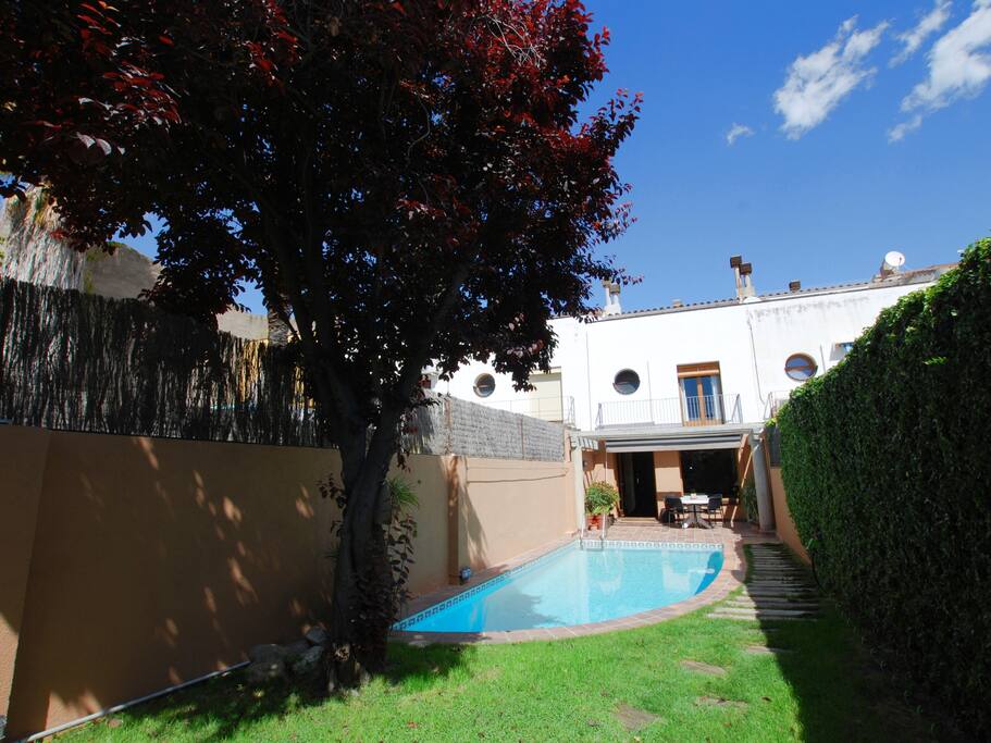 Vista general del jardín con piscina privada