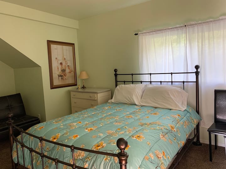 غرفة نوم في الطابق الأول بسرير بحجم كبير