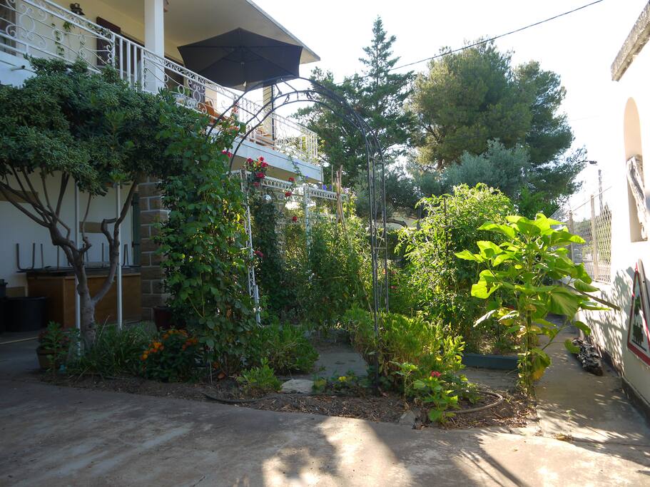 On peut garer son véhicule dans le jardin fermé