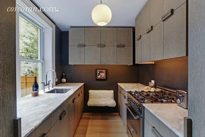 Fully renovated historic district townhouse gallery image 2