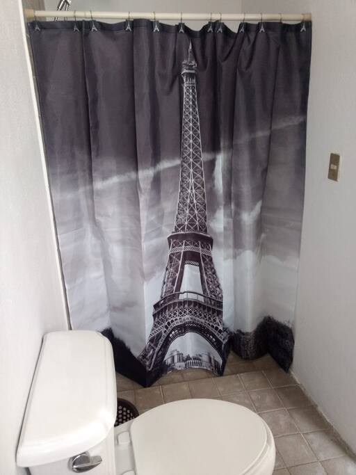 BAÑO COMPLETO Y EXCLUSIVO PARA LA HABITACIÓN. SE PROVEE DE PAPEL HIGIÉNICO, JABÓN Y DESODORANTE