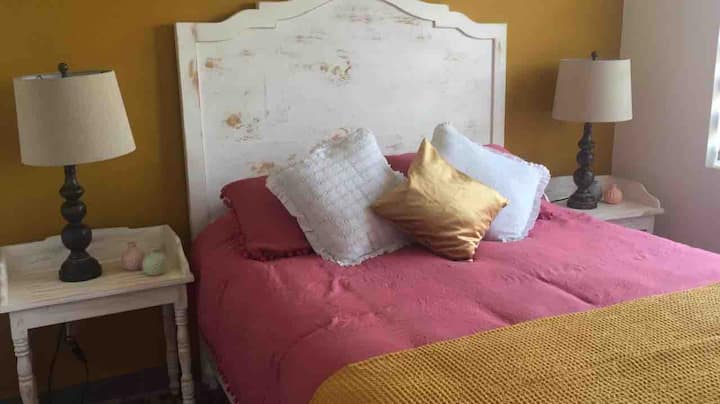 ห้องนอนควีนไซส์พร้อมห้องน้ำเต็มรูปแบบแยกต่างหาก