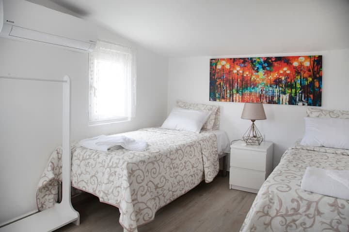 יש חדר שינה לשניים ומיזוג אוויר