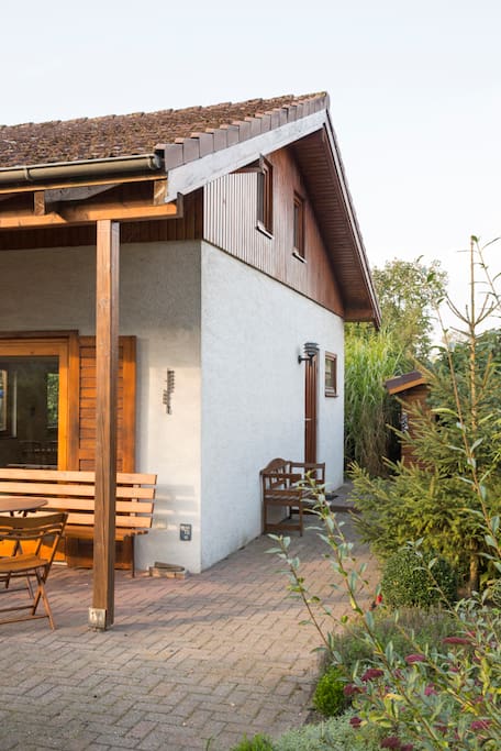 Das Ferienhaus mit Terrasse und Garten.