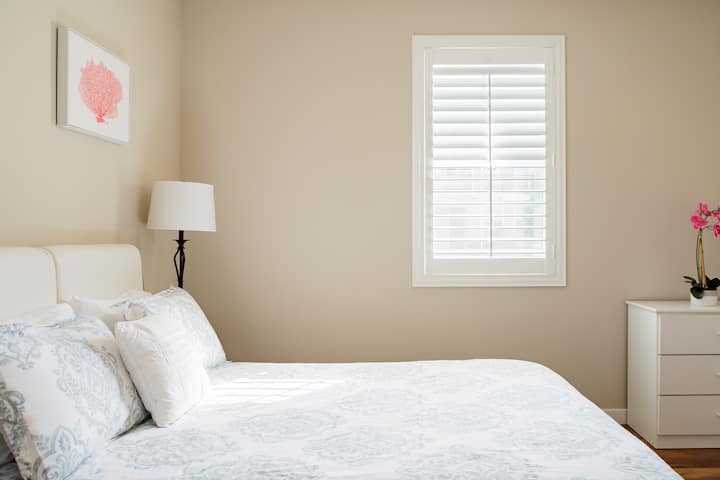 تقع غرفة نوم الضيوف 1 في الطابق الأول، بجانب الدش الكامل/حمام حوض الاستحمام.