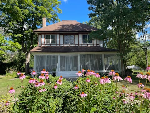 Charming 7 Bedroom century home in the country!