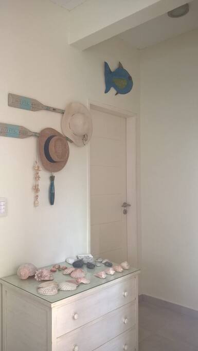 Hall de entrada con comoda espaciosa