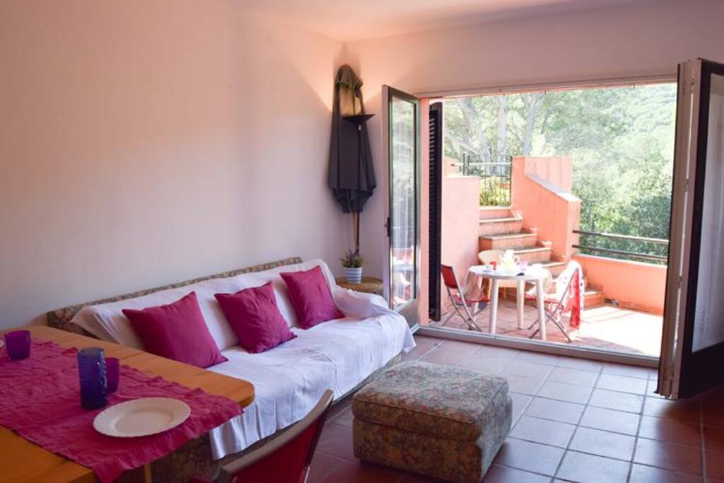 salón comedor con acceso a pequeña terraza en entrada -SA PUNTA COSTA BRAVA