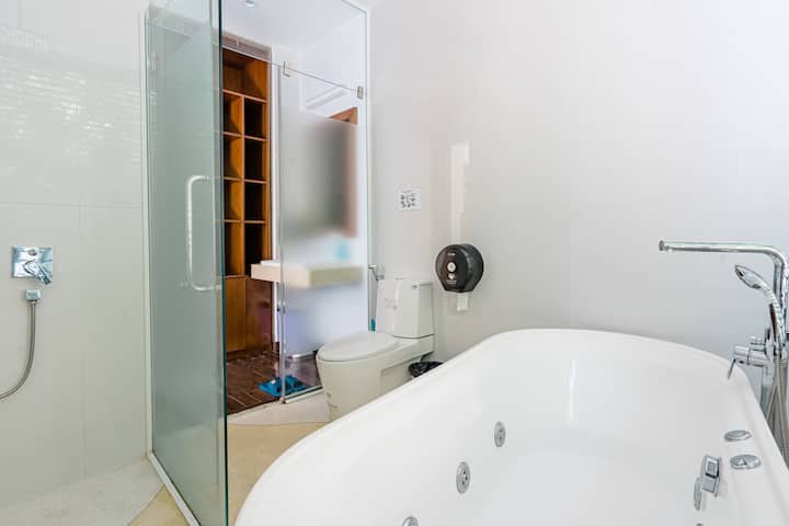 Phòng tắm có bồn tắm