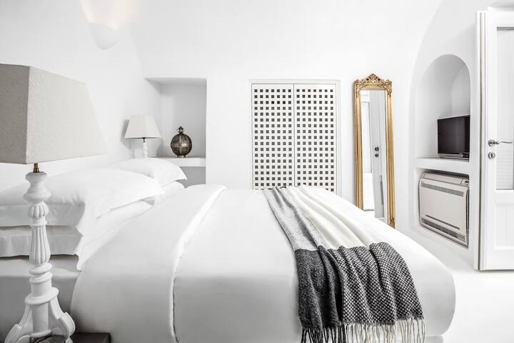 Erossea Villa Imerovigli Santorini gallery image 4