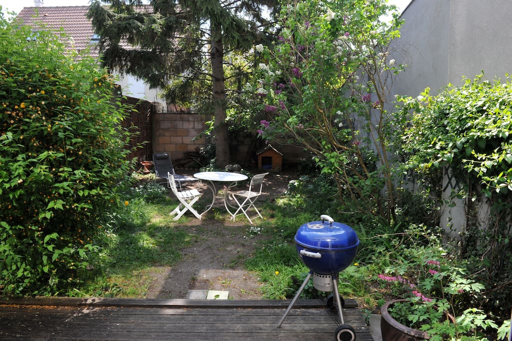 Le jardin avec barbecue