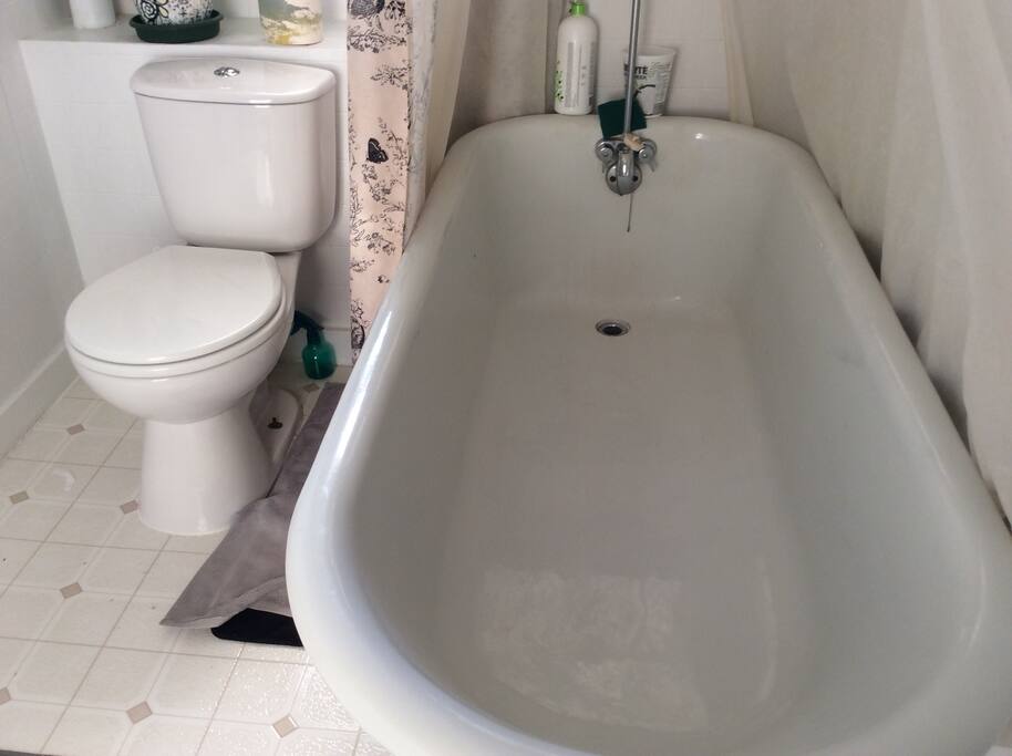 Very comfy wide bath