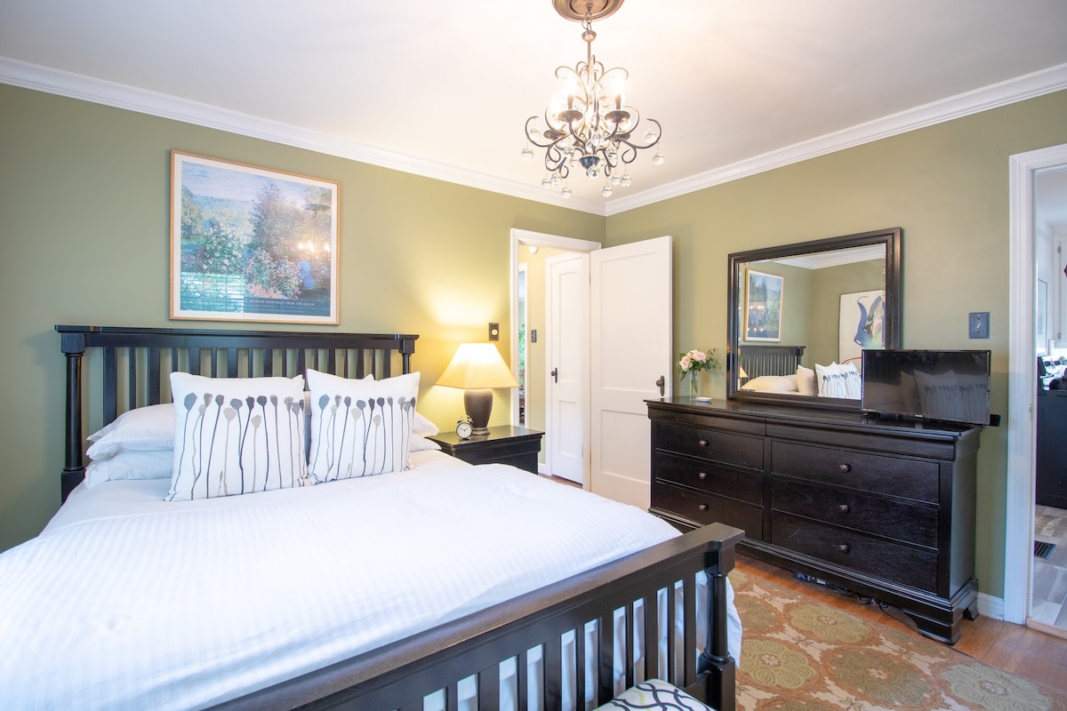 חדר שינה עם מזרן. מיטת קווין סייז עם טלוויזיה 22אינץ ’