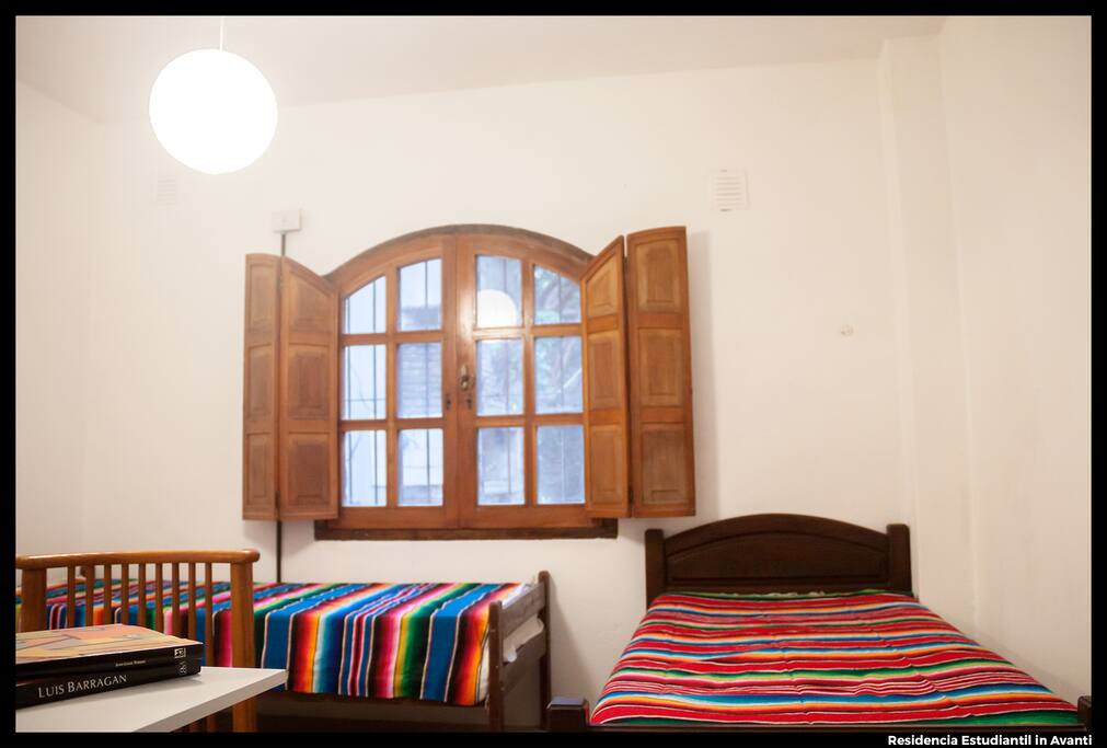 Habitación 1: Habitación doble con baño PRIVADO y con vista al jardín. Tiene Aire Acondicionado Frío/Calor. Cuenta también con escritorios y placard personales.