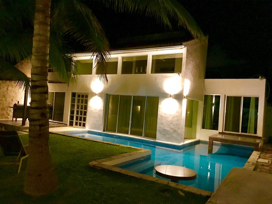 Night view. Vista de noche.
