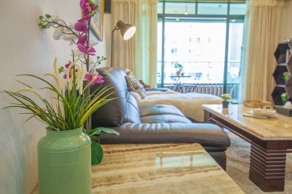 宽敞明亮的客厅
spacious and bright living room