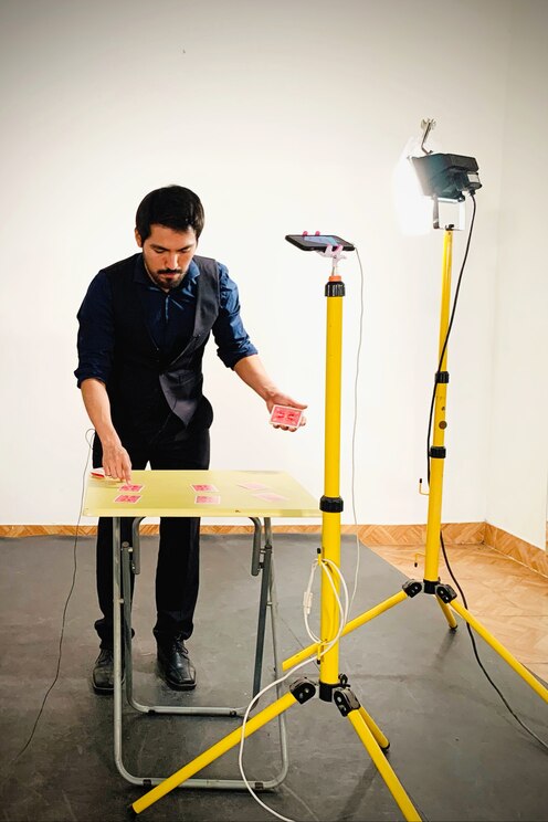 Show full-screen, host-provided image