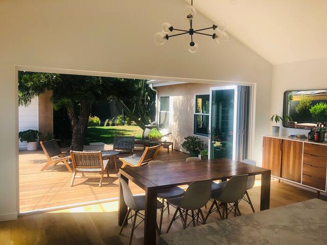 Santa Monica Stunner- New Blackout Blinds! gallery image 2