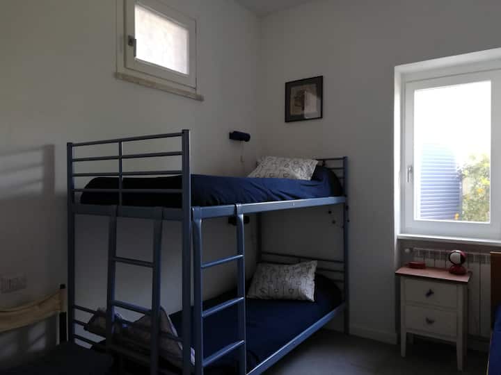 la habitación de tres camas