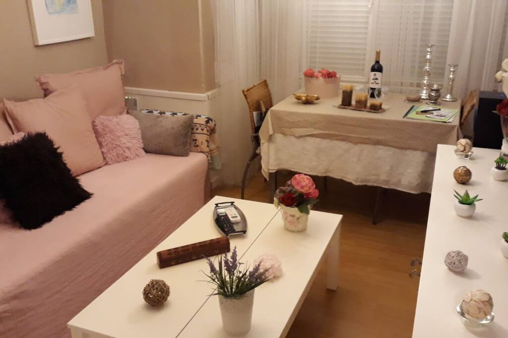 Salón con aire acondicionado y WIFI gratis en todo el estudio y terraza. Dispone de ordenador portátil.