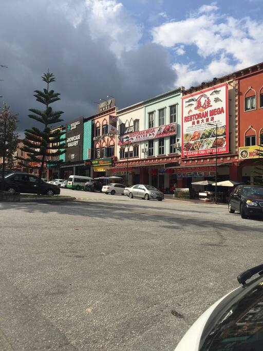 2 minutes to convenient shop and dining restaurant by car.