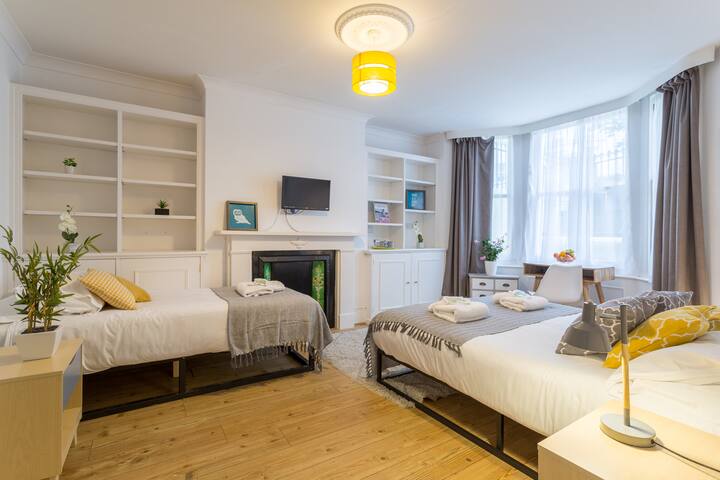 Spacious triple room, 5 min to Brighton beach