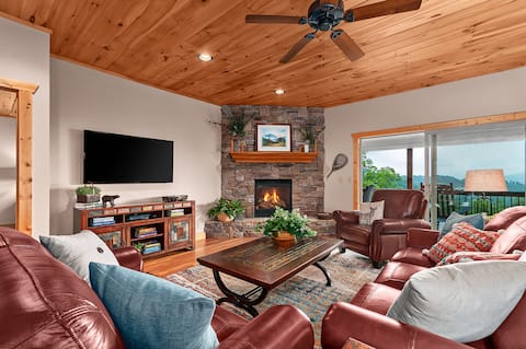 Top performing Airbnb: VIEWS from the Treetops, Hot Tub, Fireplace in Maggie Valley