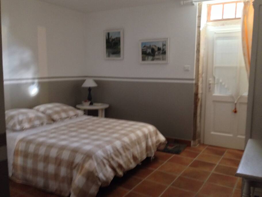 Chambre avec porte d'entrée