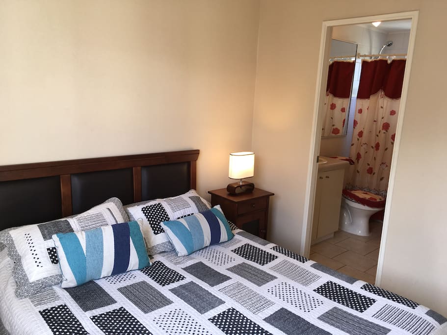 Dormitorio en suite con baño privado