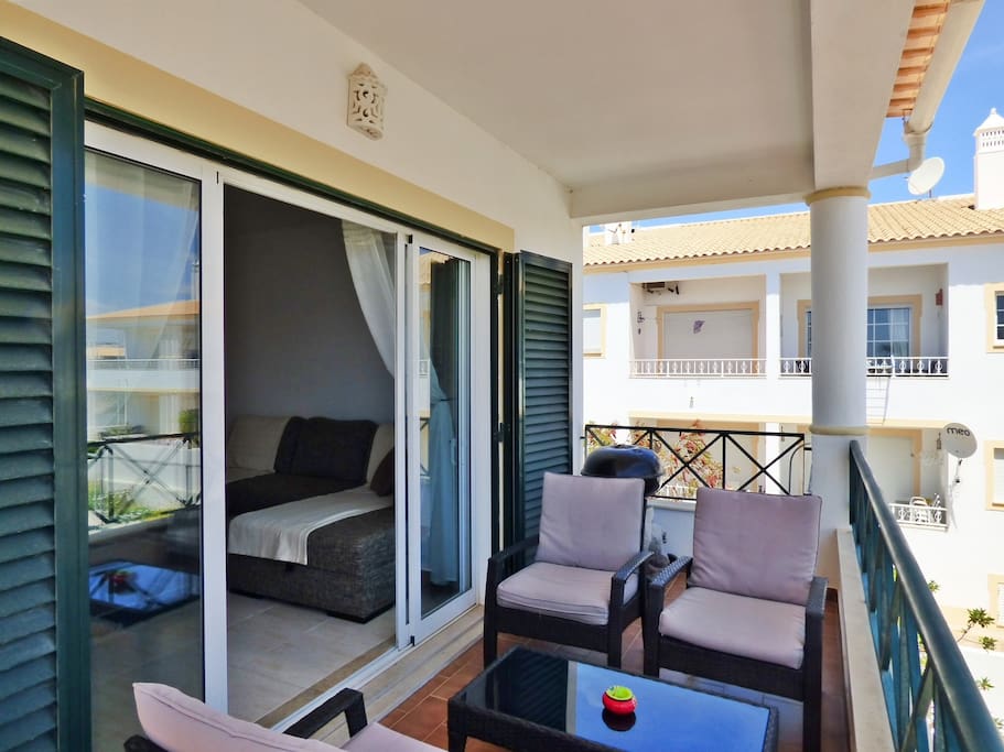 Lounge & dine on the veranda with own bbq