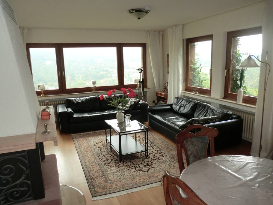 Wohn-/Esszimmer mit Kamin und tollem Ausblick