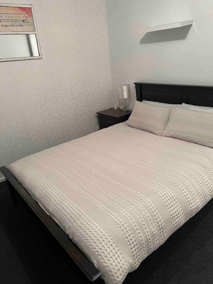 Chumba cha kulala cha pili na kitanda cha ukubwa wa malkia na kilichojengwa kwa mavazi. Blanketi la ziada kwa ajili ya joto la ziada ikiwa inahitajika. Zuia mikunjo ya wima 