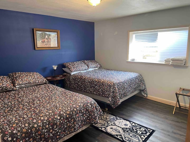 Habitación de nivel inferior, tercer dormitorio.
 Cama queen y cama matrimonial