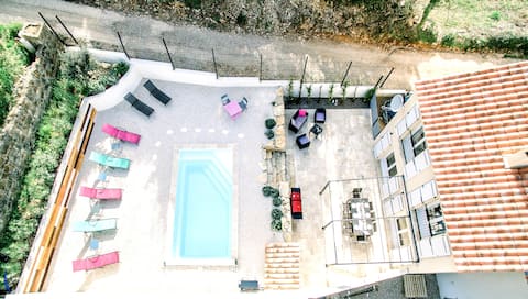 Top villa: Modern, stylish & fully equipped