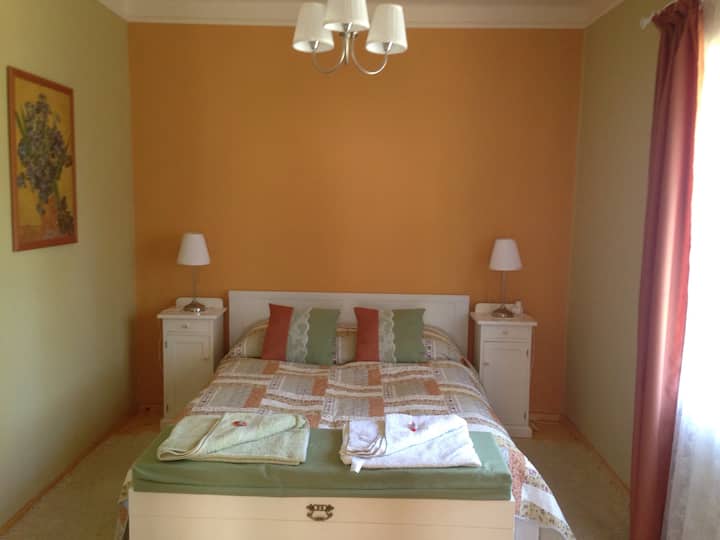 Hlavná spálňa pripravená pre hostí