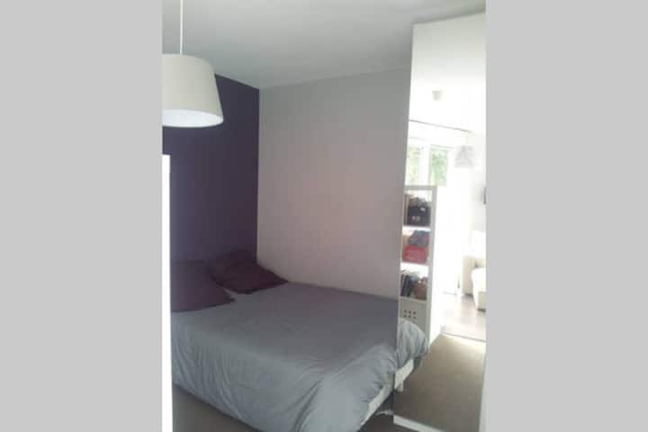 El dormitorio, una cama con colchón de 140 calidad.