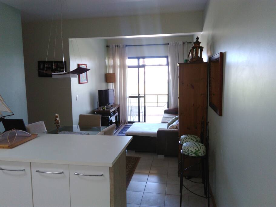 Sala de estar e cozinha americana.